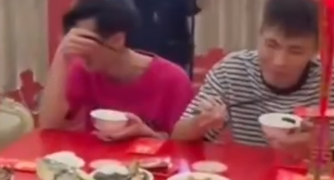 2个弟弟送姐姐出嫁 吃分家饭时憋笑 网友:两人“差点把饭喷对方脸上”!-图1 2个弟弟送姐姐出嫁 吃分家饭时憋笑 网友:两人“差点把饭喷对方脸上”!-图1